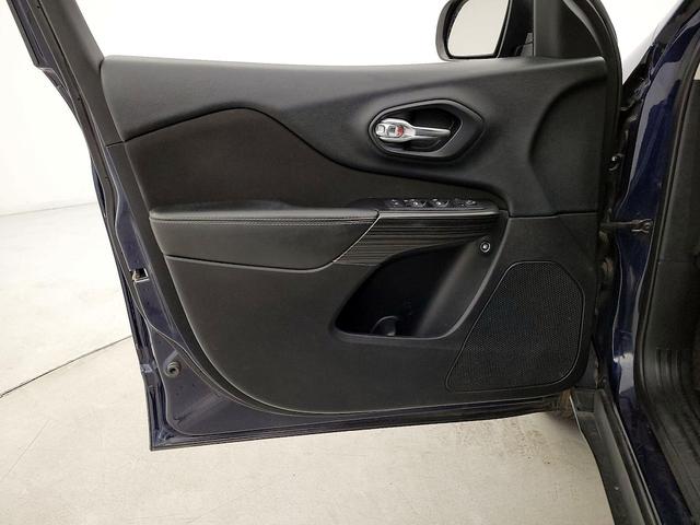Photo of 2015 Blue Jeep Cherokee