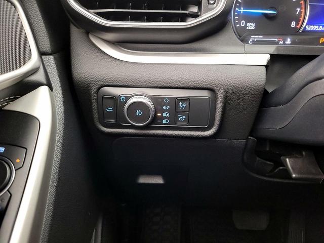 Photo of 2022 White Ford Explorer