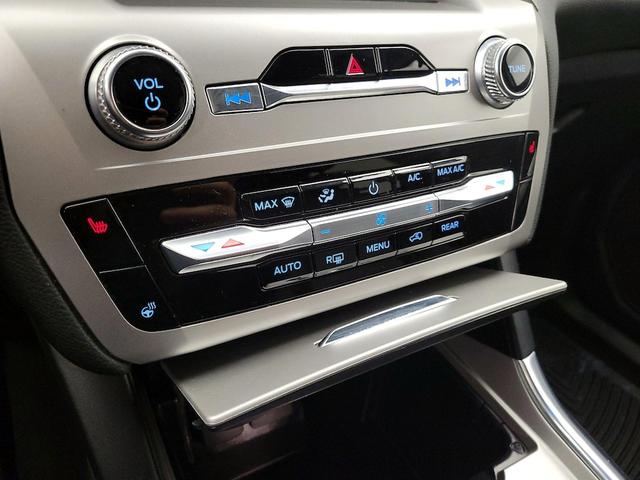 Photo of 2022 White Ford Explorer