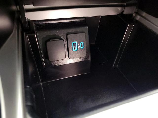 Photo of 2022 White Ford Explorer