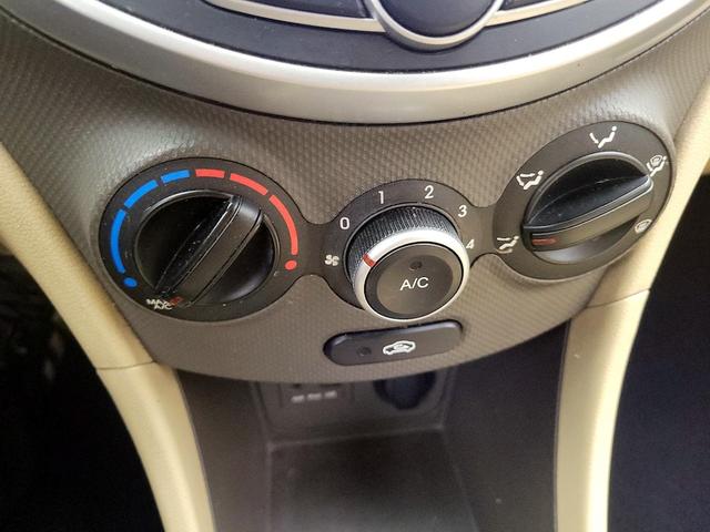 Photo of 2013 White Hyundai Accent