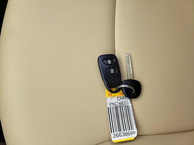 Photo of 2013 White Hyundai Accent