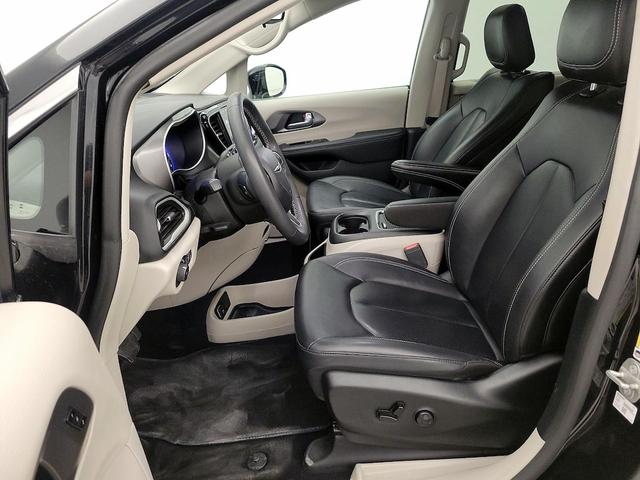 Photo of 2024 Black Chrysler Pacifica