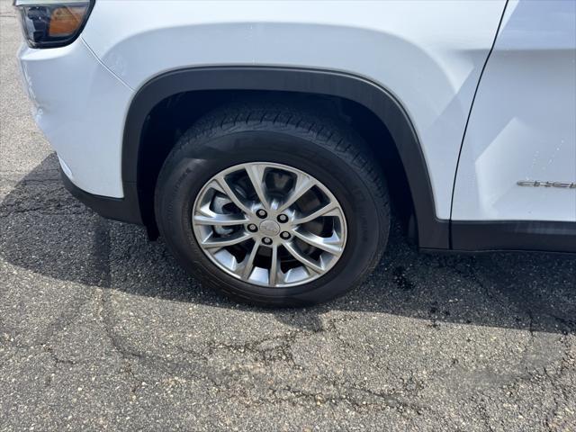 Photo of 2021 Bright White Clearcoat Jeep Cherokee