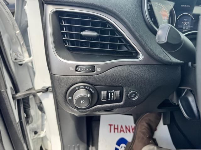 Photo of 2021 Bright White Clearcoat Jeep Cherokee