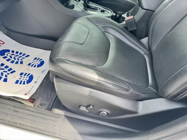 Photo of 2021 Bright White Clearcoat Jeep Cherokee