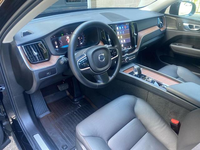 Photo of 2024 Onyx Black Volvo XC60