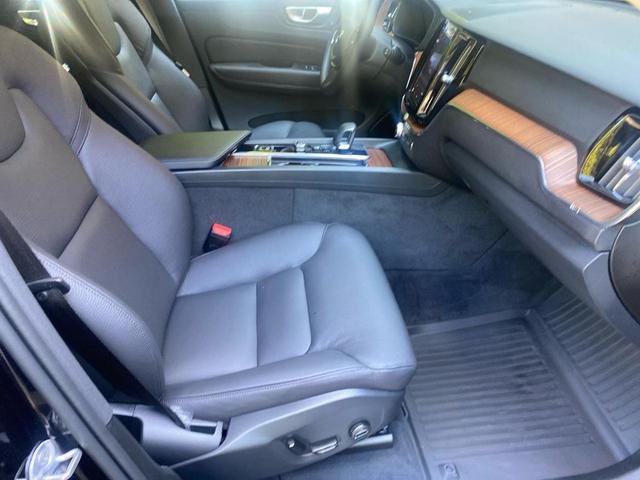 Photo of 2024 Onyx Black Volvo XC60