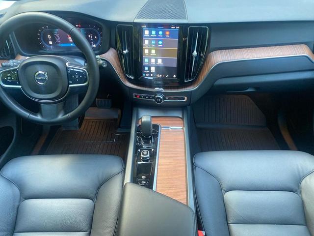 Photo of 2024 Onyx Black Volvo XC60