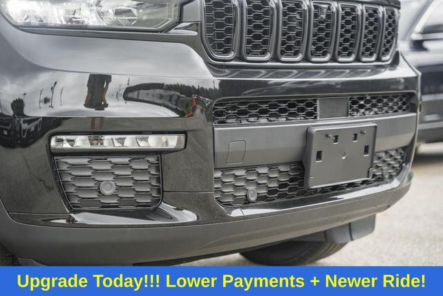Photo of 2025 Diamond Black Crystal Pearlcoat Jeep Grand Cherokee L