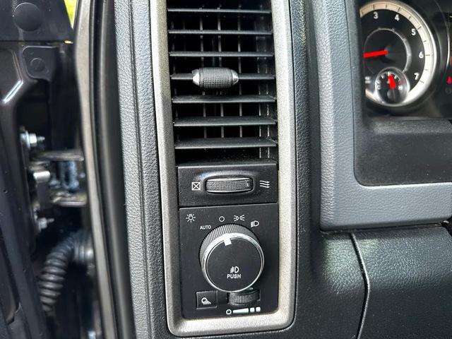 Photo of 2016 Brilliant Black Crystal Pearlcoat RAM 1500