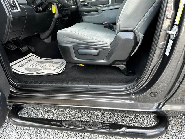 Photo of 2016 Brilliant Black Crystal Pearlcoat RAM 1500