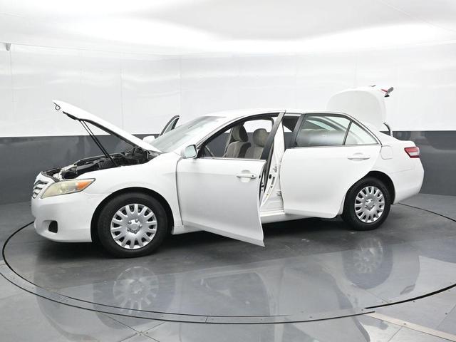 Photo of 2011 Super White Toyota Camry