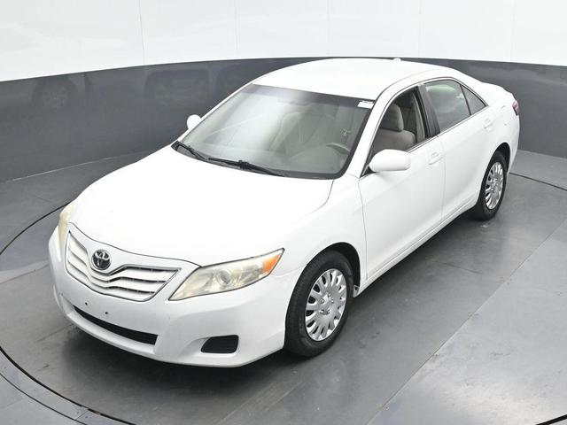 Photo of 2011 Super White Toyota Camry