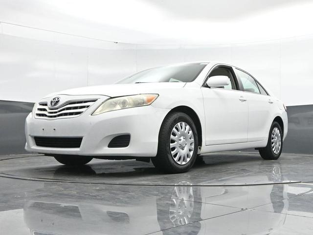 Photo of 2011 Super White Toyota Camry