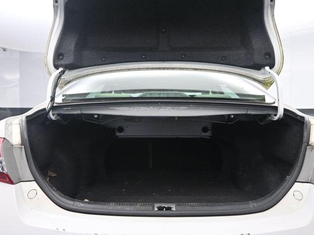 Photo of 2011 Super White Toyota Camry
