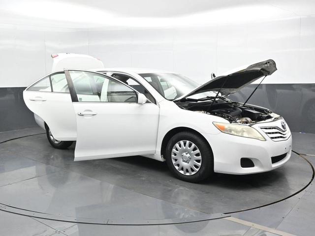 Photo of 2011 Super White Toyota Camry