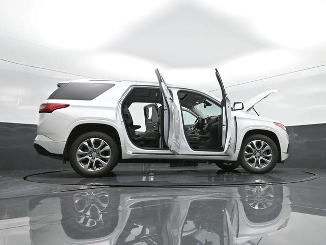 Photo of 2020 Iridescent Pearl Tricoat Chevrolet Traverse