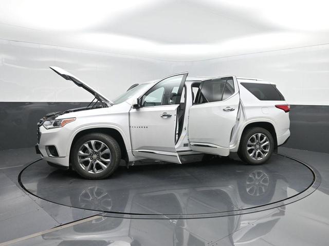 Photo of 2020 Iridescent Pearl Tricoat Chevrolet Traverse