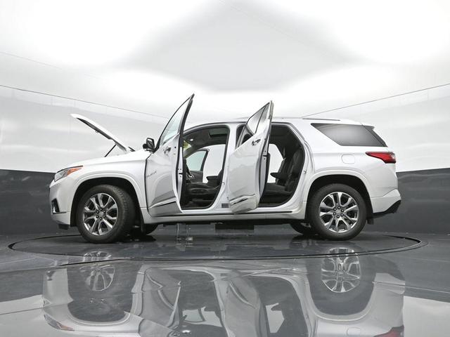 Photo of 2020 Iridescent Pearl Tricoat Chevrolet Traverse