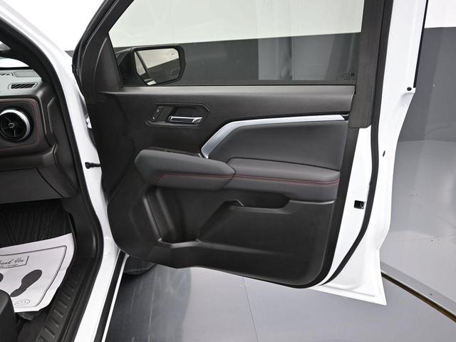 Photo of 2023 Summit White Chevrolet Colorado