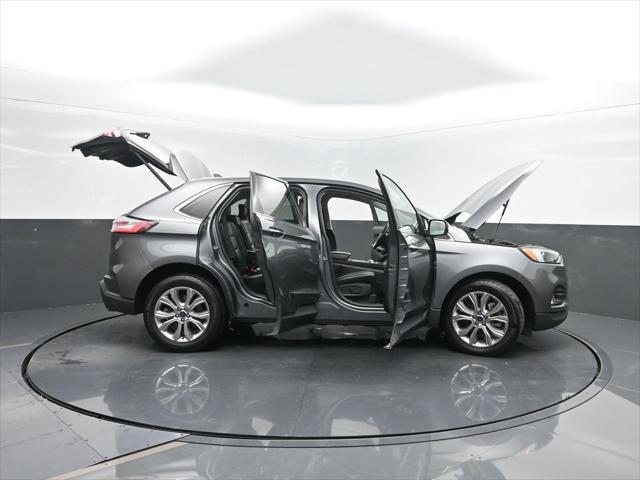 Photo of 2022 Carbonized Gray Metallic Ford Edge