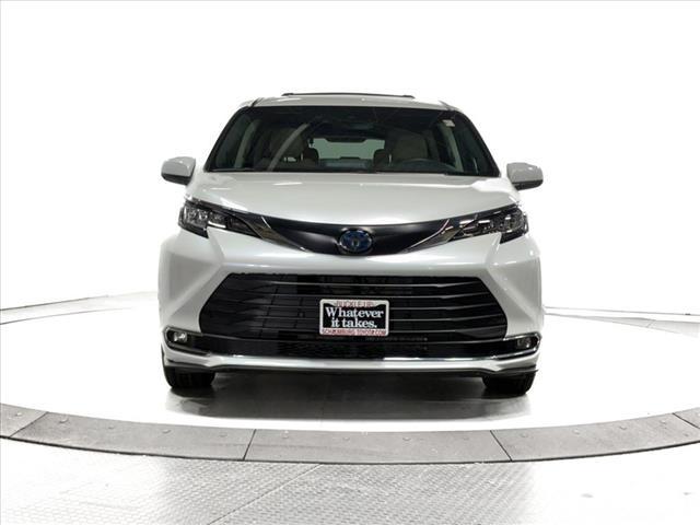 Photo of 2023 Wind Chill Pearl Toyota Sienna