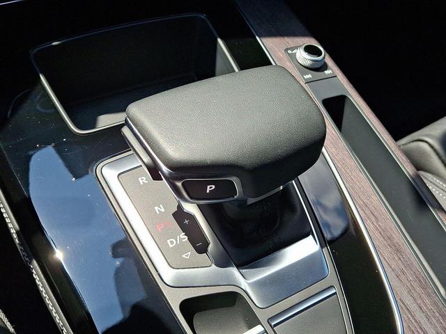 Photo of 2024 Mythos Black Metallic Audi Q5