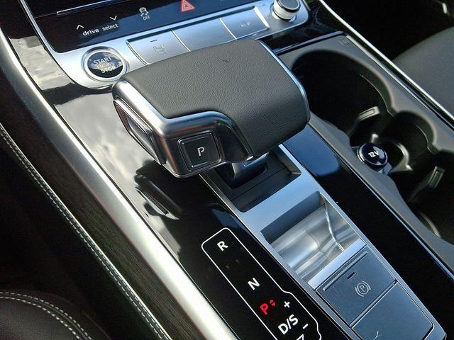 Photo of 2025 Glacier White Metallic Audi Q7