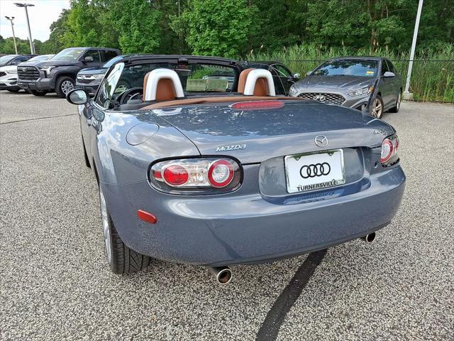 Photo of 2006 Galaxy Gray Mica Mazda MX-5 Miata