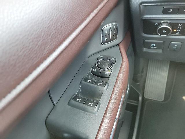 Photo of 2023 OXFORD WHITE Ford Expedition