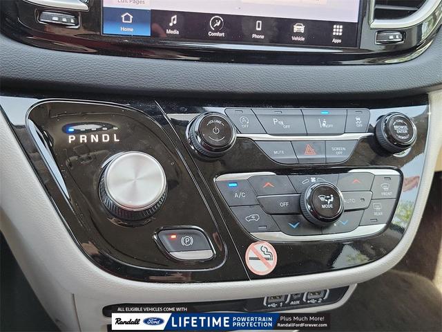 Photo of 2023 Brilliant Black Crystal Pearlcoat Chrysler Pacifica