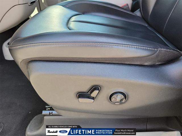 Photo of 2023 Brilliant Black Crystal Pearlcoat Chrysler Pacifica
