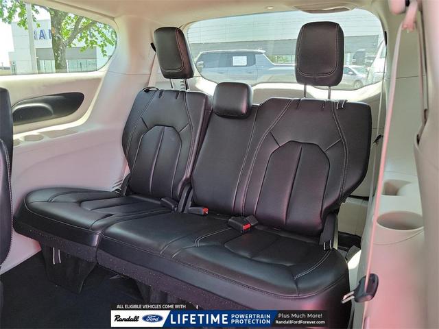 Photo of 2023 Brilliant Black Crystal Pearlcoat Chrysler Pacifica