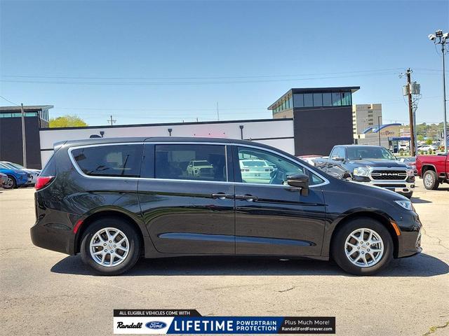 Photo of 2023 Brilliant Black Crystal Pearlcoat Chrysler Pacifica