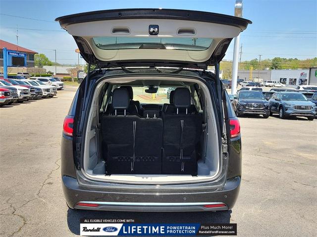 Photo of 2023 Brilliant Black Crystal Pearlcoat Chrysler Pacifica