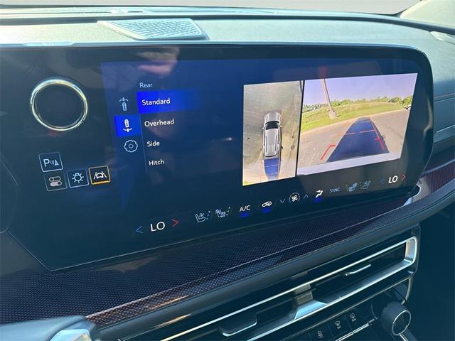 Photo of 2024 White Chevrolet Traverse