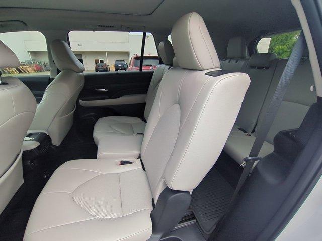 Photo of 2024 Wind Chill Pearl Toyota Grand Highlander