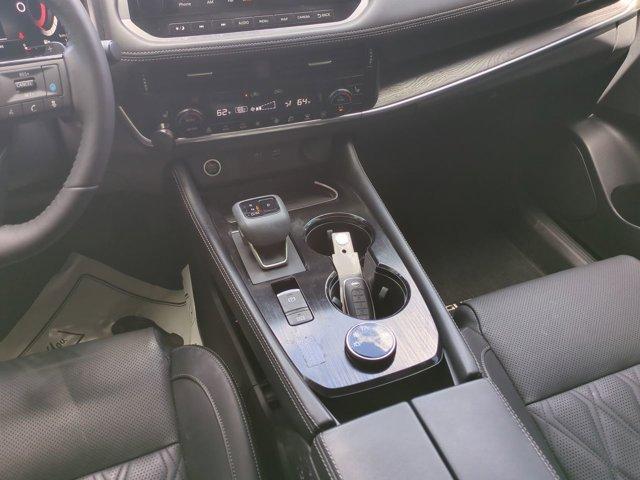 Photo of 2023 Champagne Silver Nissan Rogue