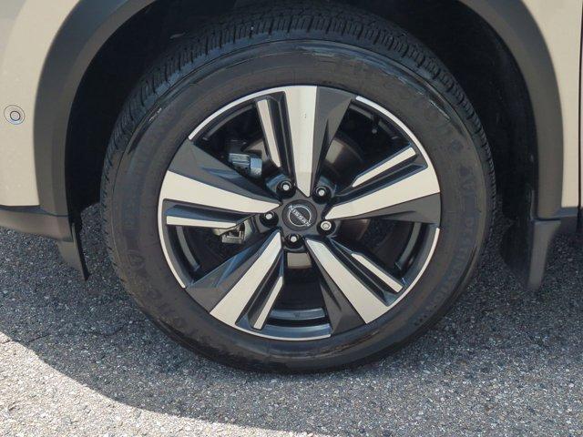 Photo of 2023 Champagne Silver Nissan Rogue