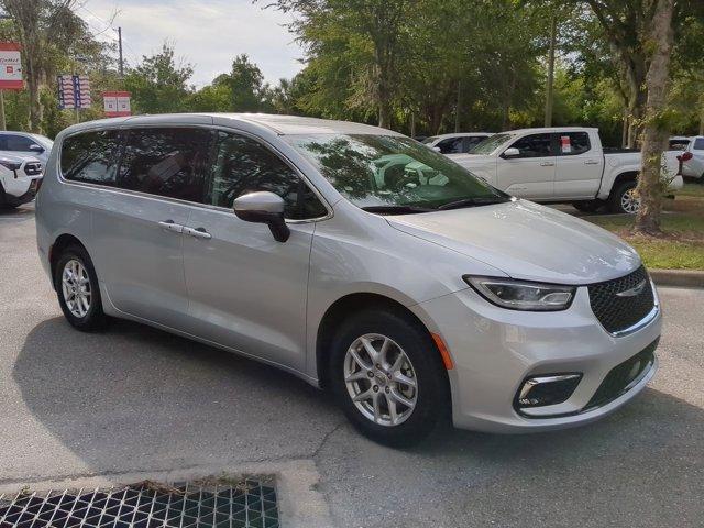 Photo of 2023 Silver Mist Clearcoat Chrysler Pacifica