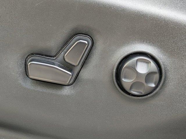 Photo of 2023 Silver Mist Clearcoat Chrysler Pacifica