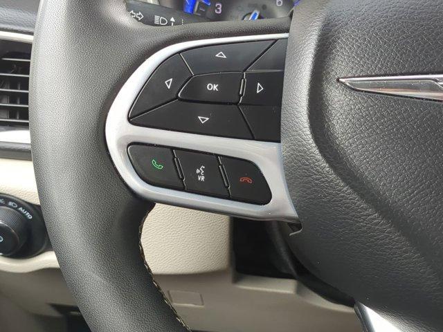 Photo of 2023 Silver Mist Clearcoat Chrysler Pacifica
