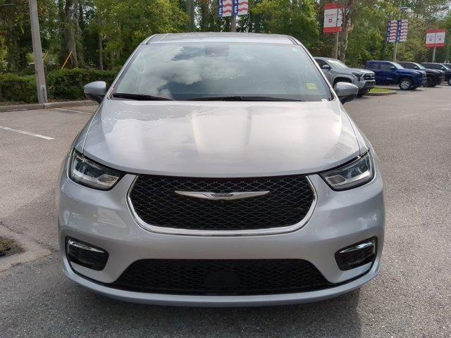 Photo of 2023 Silver Mist Clearcoat Chrysler Pacifica