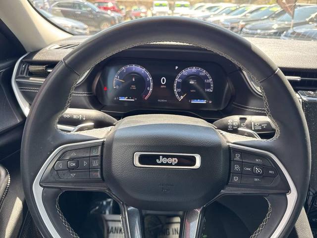 Photo of 2023 Bright White Clearcoat Jeep Grand Cherokee