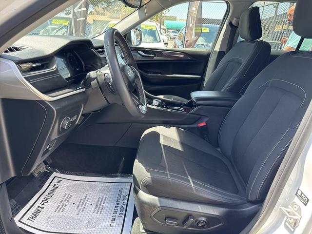 Photo of 2023 Bright White Clearcoat Jeep Grand Cherokee