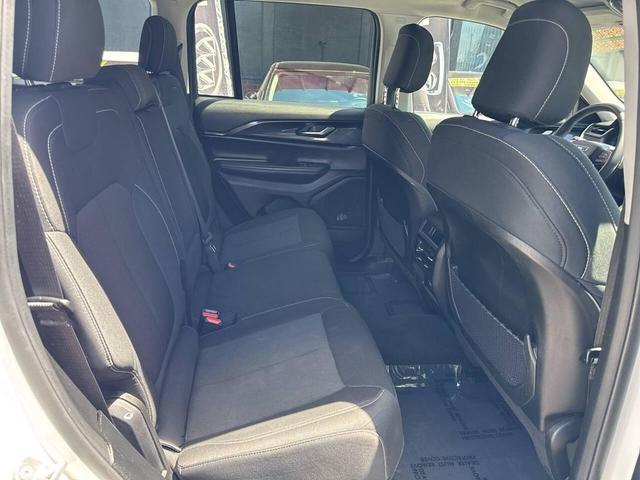 Photo of 2023 Bright White Clearcoat Jeep Grand Cherokee