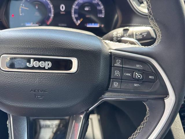 Photo of 2023 Bright White Clearcoat Jeep Grand Cherokee