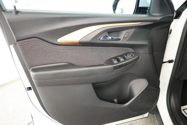 Photo of 2023 Summit White Chevrolet Trailblazer