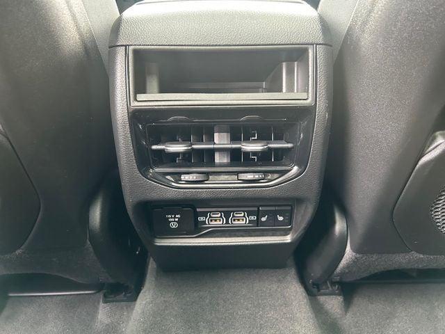 Photo of 2022 Diamond Black Crystal Pearlcoat Jeep Grand Cherokee